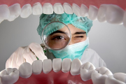 Los alimentos que más dañan los dientes y cómo evitarlos