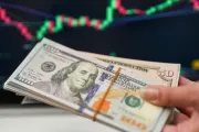 El dólar se dispara, el riesgo país supera los 1.000 puntos y los mercados castigan a la Argentina