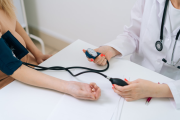 Cómo medir bien la presión arterial: postura correcta y errores comunes