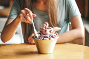 Por qué da ganas de comer algo dulce después de cenar