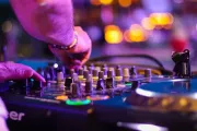 Venner recibe la primavera con una noche de música, cena y clásicos inolvidables