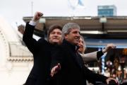 Milei en la cuerda floja: crisis política, fuga de aliados y el salvavidas de Trump