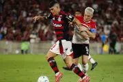 Contra todo pronóstico: Eric Meza vuelve a la titularidad para el choque ante Flamengo