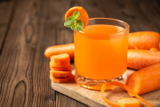 ¿El jugo de zanahoria puede darle color dorado a la piel?