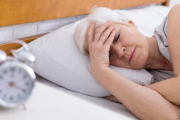 Cómo la menopausia afecta el sueño y qué hacer para dormir mejor