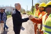 Alak inició obras en Romero y entregó mobiliario en una escuela