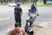 La Plata: iba en moto, resbaló con combustible y cayó pesadamente sobre el asfalto