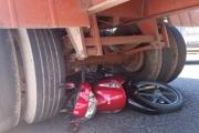 Grave choque en el ingreso a La Plata: un motociclista quedó atrapado debajo de un camión