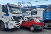 La Plata | Un auto atrapado entre dos camiones en 122 y 43 | VIDEO