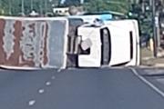 La Plata | Un camión volcó en Camino Centenario y 422, en la zona de Villa Elisa