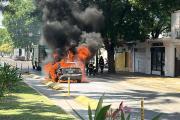 LA PLATA | Susto en Diagonal 74: un auto se prendió fuego en plena calle y causó pánico en La Loma