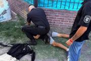 El "ladrón de las zapatillas": cayó un delincuente que robó una moto en La Plata y fue traicionado por su vestimenta