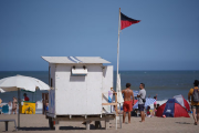 Qué significan las banderas en las playas argentinas y cómo cuidarte en el mar