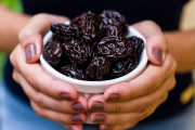 Pasas de ciruela: cómo ayudan a cuidar los músculos y los huesos después de los 45