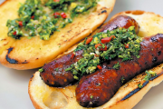 Cómo preparar un choripán clásico y elegir las mejores salsas