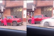 Una mujer atacó a martillazos la camioneta de su ex pareja