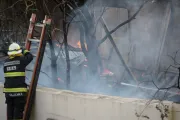 Voraz incendio de pastizales en San Carlos: el fuego acechó viviendas junto al Arroyo El Gato