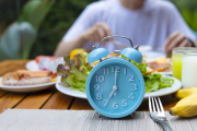 El ayuno intermitente no muestra beneficios claros para bajar de peso, según Cochrane