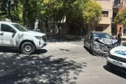 Robó un auto con dos jóvenes adentro en diagonal 73, chocó y escapó corriendo