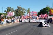 Caos en el acceso: organizaciones cortan la Autopista Buenos Aires - La Plata contra la reforma laboral