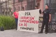 Un policía armado protestó frente a la Casa Rosada y denunció una red de corrupción en la fuerza