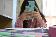 Prohíben el uso de celulares en las escuelas primarias de la provincia de Buenos Aires