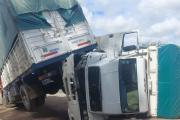 Caos en La Plata: Volcaron dos camiones en la rotonda de Ruta 36 y 520