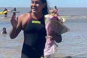 Otro cruce a nado de Río de La Plata: una nadadora estableció un nuevo récord histórico