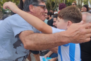 Gío, de 7 años, fue a la plaza Malvinas a conocer a Antonio Marcilese, un ex combatiente que ahora es su ídolo