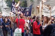Antorchas y movilización en La Plata: la UNLP marchó contra el ajuste de Milei al presupuesto universitario