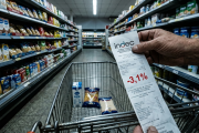 Consumo de "vidriera": las ventas en supermercados cayeron 3,1% en febrero y el ajuste de Milei vacía el changuito