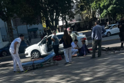 Siguen los accidentes en La Plata: un auto acaba de atropellar a un ciclista en 12 y 54
