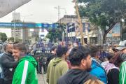 Martes de furia: piquetes y cortes totales en los accesos a La Plata y CABA por el cierre de planes