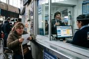 Motosierra sobre el acceso a la salud: el Gobierno de Milei le traslada a las empresas el costo de los pasajes gratuitos por discapacidad