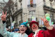 Intendentes y militantes camporistas montaron un circo con el "Vamos a Volver" en la casa de CFK donde cumple su arresto domiciliario