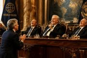 La distracción perfecta: Caputo pide dólares mientras la gente mira el mundial