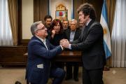 Jalil se entrega a Milei: el gobernador peronista busca el paraguas libertario para salvar su pellejo
