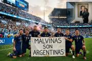 ¡Para vos, Milei! los jugadores recordaron a los soldados caídos y exhibieron una bandera "Las Malvinas son Argentinas"