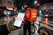 Las plataformas ahogan a los repartidores con créditos al 700% de interés