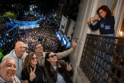 La Cámpora de Berisso fue a San José 1111 a acompañar a Cristina y reclamó el fin de su proscripción