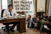 Lo que la motosierra de Milei no tocó: el Banco Nación gastó $30.411 millones en publicidad