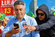 Le robaron el celular al diputado Esteban Paulón en plena entrevista en Brasil