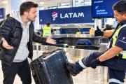 "Si todavía cierra, no te la pago": el insólito argumento de LATAM para no reconocer una valija rota