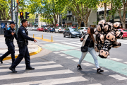 Otro papelón de Jorge Macri: cinco policías corriendo a vendedora de globos mientras CABA lidera el ranking de robos