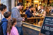 Un informe de Fundar reveló que Argentina es el país más caro de la región en ropa y restaurantes