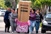 Argentina, no lo entenderías: familia llevó la heladera a mano para sorprender a mamá | VIDEO