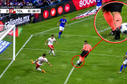 El árbitro que se cruzó y salvó un gol casi hecho, está escondido y asustado | VIDEO