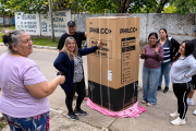 Philco regalará dinero y electrodomésticos a la familia que llevó la heladera caminando para su mamá con cáncer