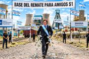 Milei avanza con las privatizaciones: vendió empresas a casi la mitad de precio y ahora va por AySA