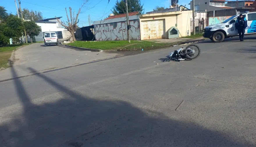 Accidente entre camioneta y moto: un herido